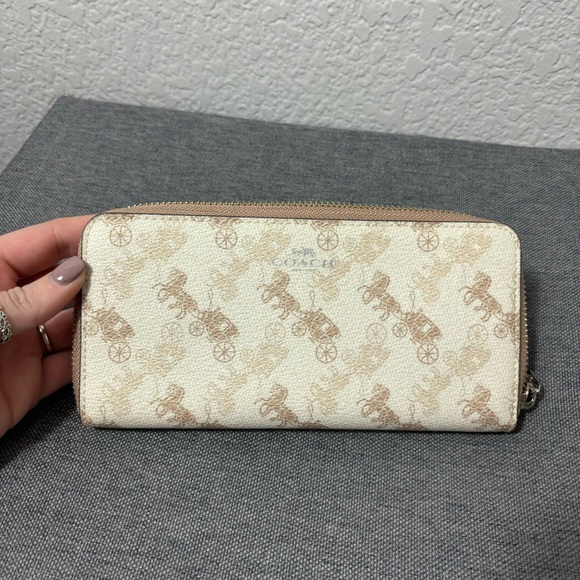 NWT COACH SLIM ACCORDION ZIP WALLET WITH HORSE AND CARRIAGE PRINt CREAM BEIGE - Picture 2 of 11
